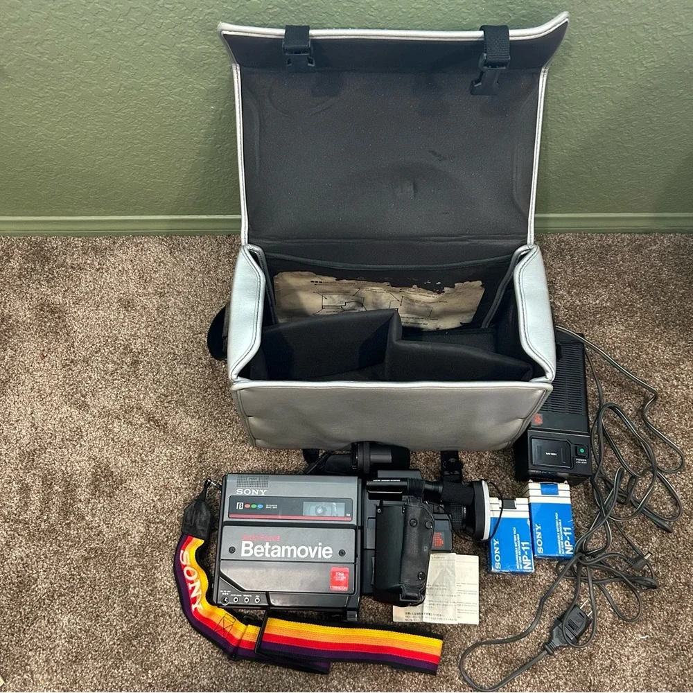 Sony Betamovie BMC-200 BetaMax Camcorder With RARE CASE + EXTRAS - UNTESTED